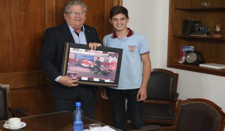 Fascendini recibió al joven piloto Ián Reutemann 