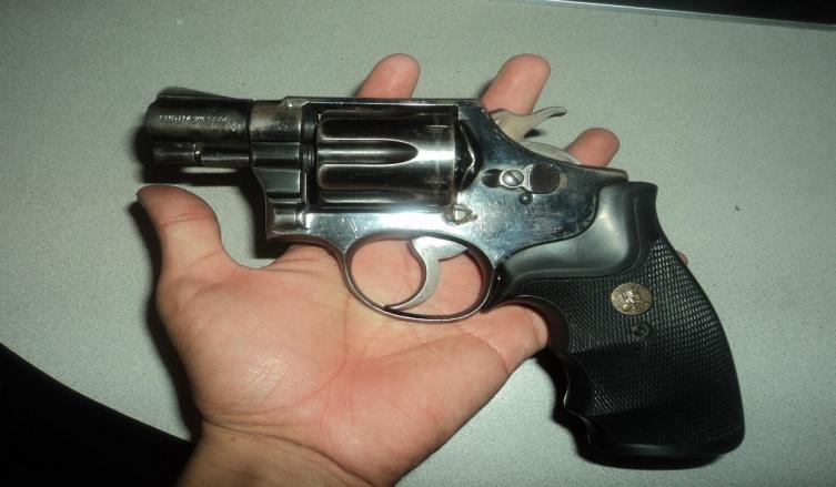 Detienen a dos jóvenes con un  arma de fuego
