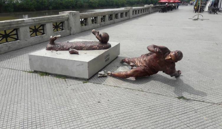 LE CORTARON LAS PIERNAS A LIO MESSI: SU ESTATUA, VÍCTIMA DEL VANDALISMO