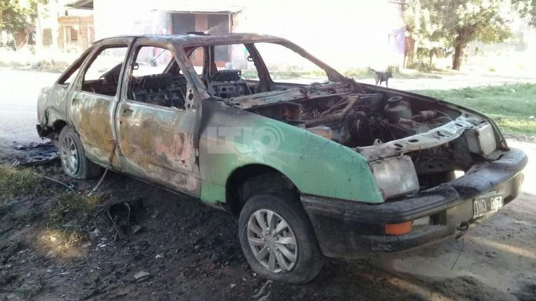 Incendiaron un auto en Barrio Las Lomitas