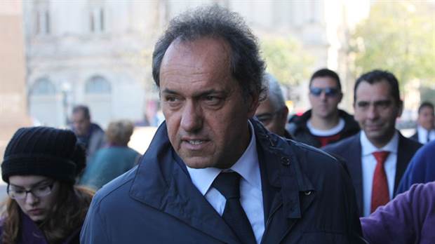 Allanaron empresas y propiedades vinculadas a Daniel Scioli