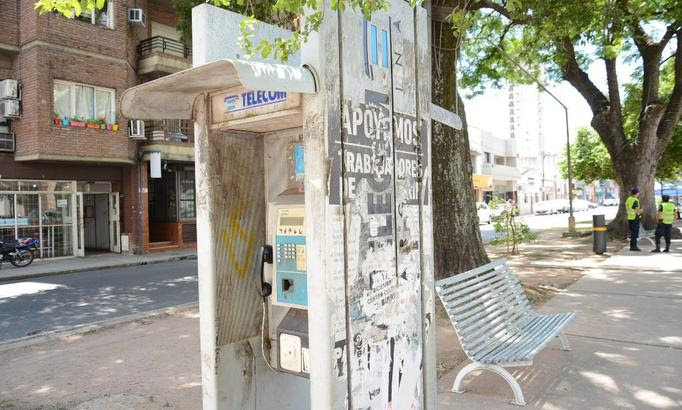 Piden reparar y revalorizar los teléfonos públicos