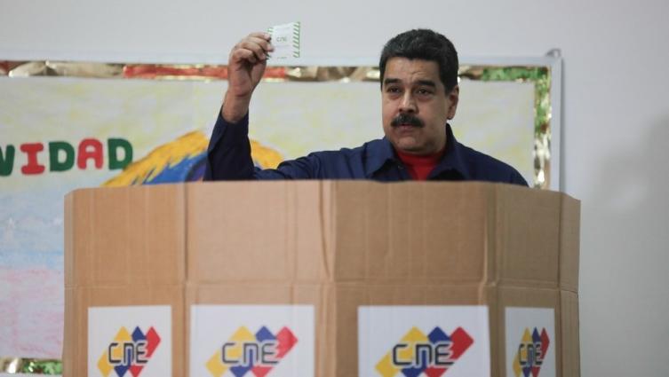 Maduro dice que los principales partidos opositores quedan excluidos de las presidenciales