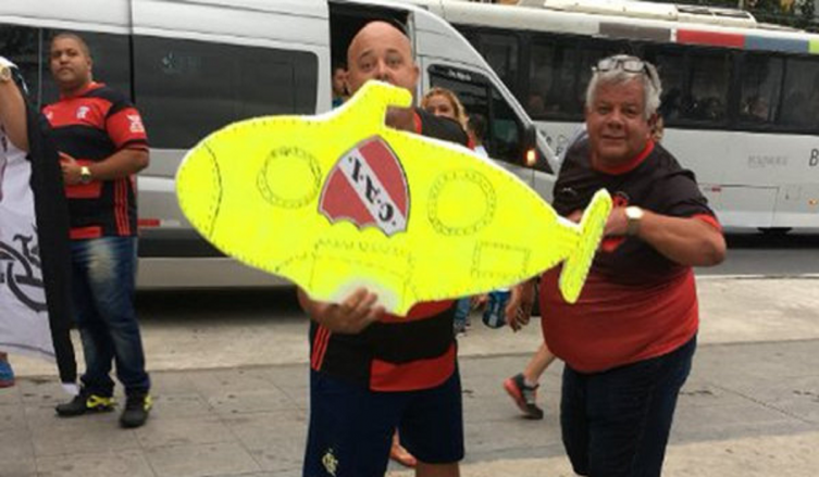 LA INDIGNANTE BURLA DE HINCHAS DE FLAMENGO A LOS DE INDEPENDIENTE 