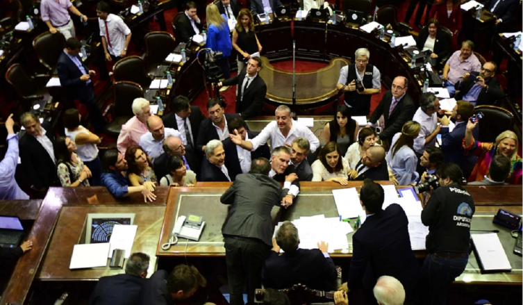 En medio de un escándalo, se cayó la sesión por la reforma jubilatoria
