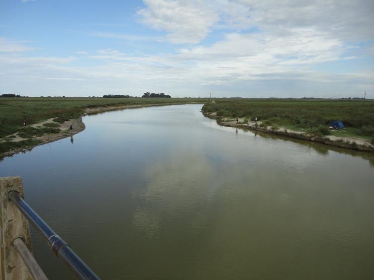 Dos menores desaparecidos en aguas del río Salado