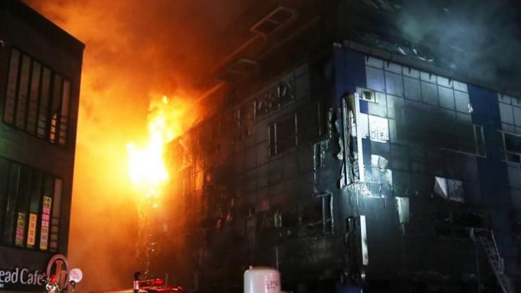 Al menos 29 muertos por el incendio de un centro deportivo en Corea Del Sur