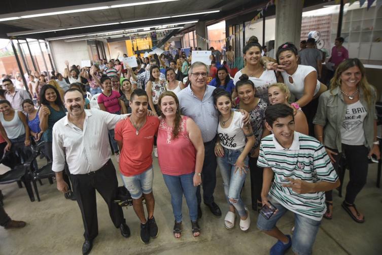 Más de 200 jóvenes finalizaron la escuela de trabajo