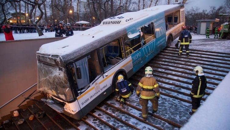 Un colectivo se metió en una boca de subte en Moscú: al menos 5 muertos