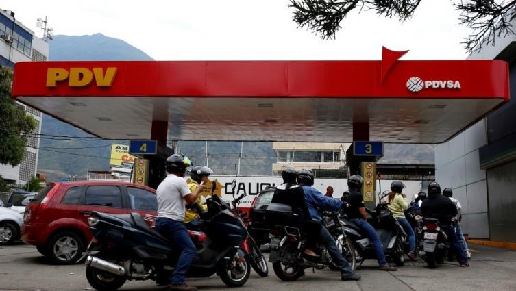 El gobierno de Maduro refuerza el racionamiento de combustible