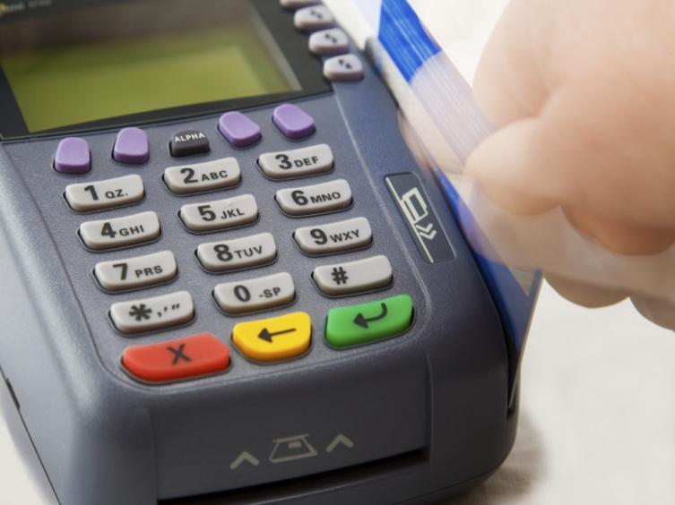 Preventiva a una mujer por estafa con tarjetas de débito
