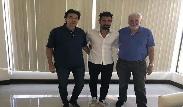 Domínguez arregló su continuidad en Colón