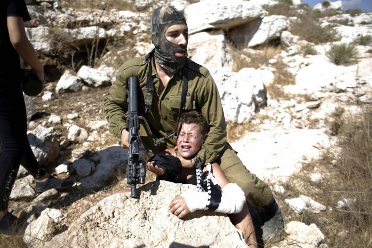 Israel encarceló y procesa a una nena que abofeteó a dos militares