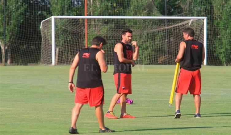 DOMÍNGUEZ COMO MÍNIMO QUIERE TRES INCORPORACIONES