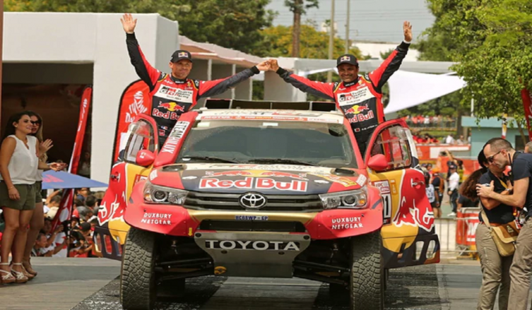 NASSER AL-ATTIYAH Y SAM SUNDERLAND MARCARON EL CAMINO EN EL INICIO DEL DAKAR