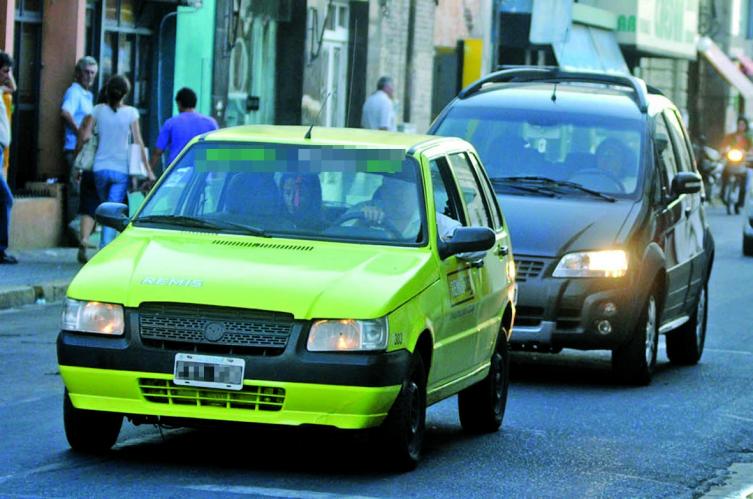 Golpearon y asaltaron a un remisero 