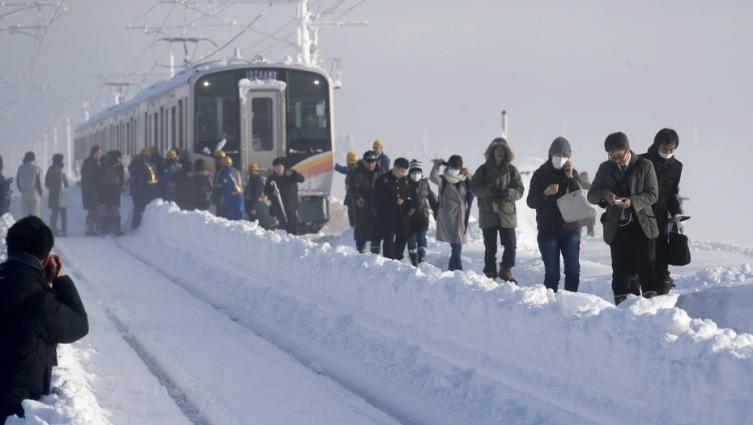 Japón: cientos de personas quedan atrapadas en un tren durante 15 horas