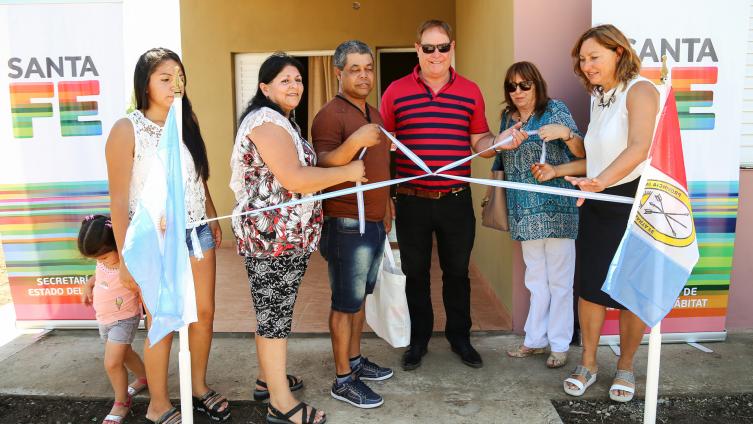 La provincia entregó tres viviendas en Los Cardos
