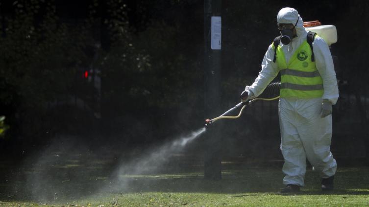 Continúa con las tareas de fumigación en la ciudad