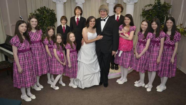 Detienen a una pareja en California que tenía a sus 13 hijos encadenados y desnutridos