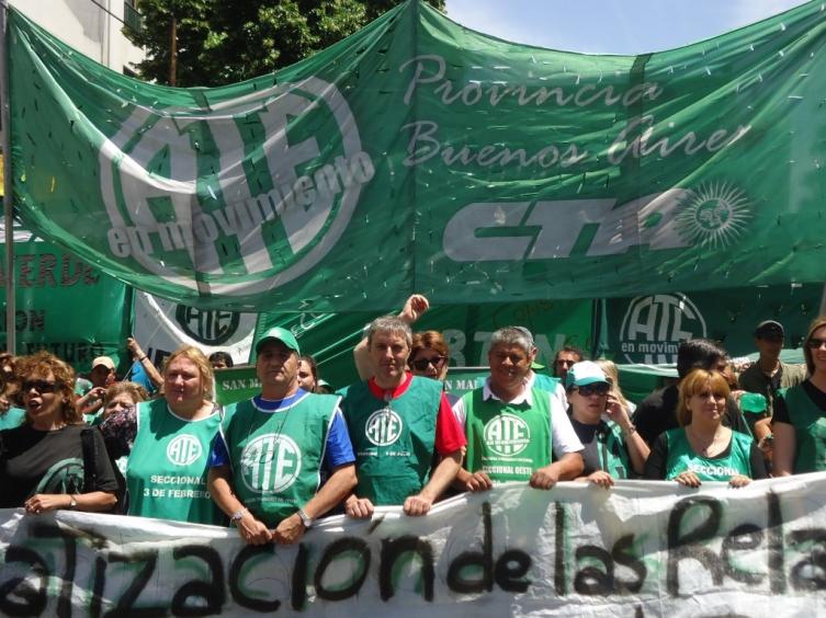 Trabajadores del Estado se movilizan contra la ola de despidos en el país