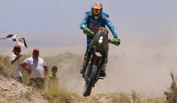 DAKAR 2018: BENAVIDES ESCOLTA EN MOTOS Y SAINZ LÍDER EN AUTOS