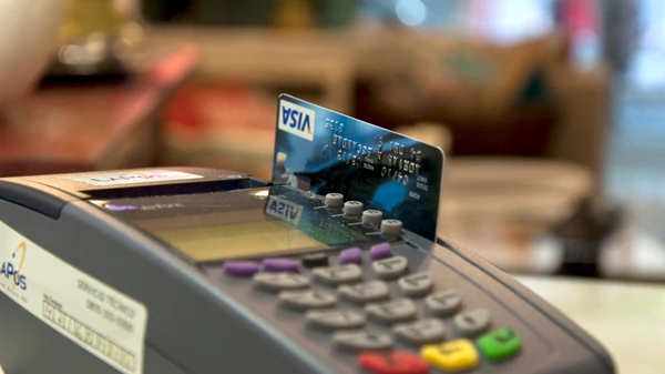 Bajaron los aranceles que pagan los comercios a las tarjetas