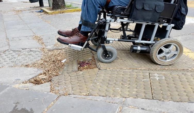 Proponen un plan para reparar las veredas de la ciudad