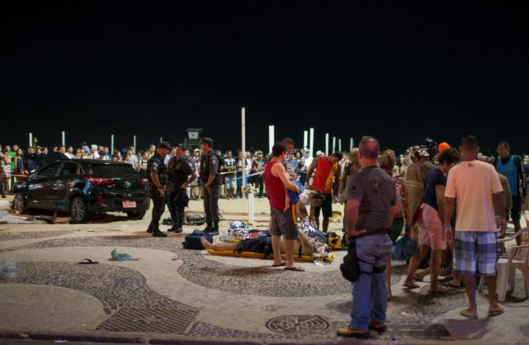 Un auto embistió contra una multitud en Copacabana