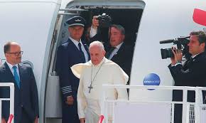 El papa Francisco llegó a Perú para una visita apostólica de tres días