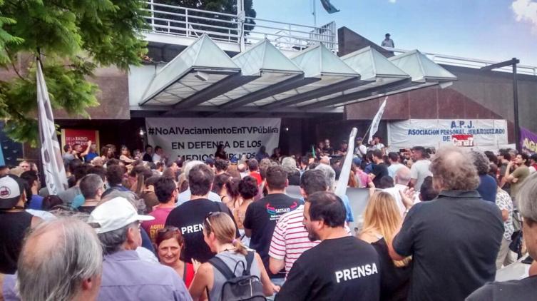 Más de mil personas en el abrazo solidario a la TV Pública