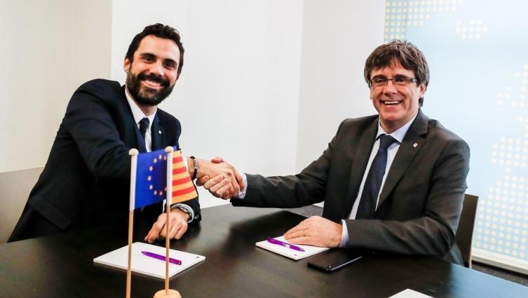 Carles Puigdemont está reunido con el presidente de Parlamento catalán