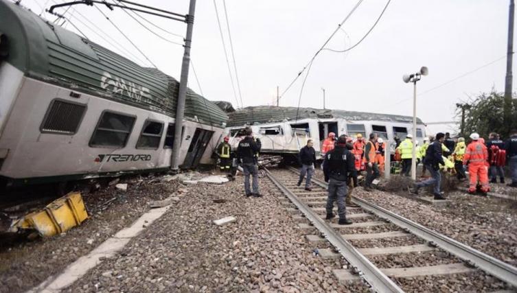 Milán: Al menos tres muertos y más de 100 heridos al descarrilar un tren