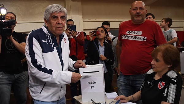 Hugo y Pablo Moyano fueron imputados por fraude contra Independiente