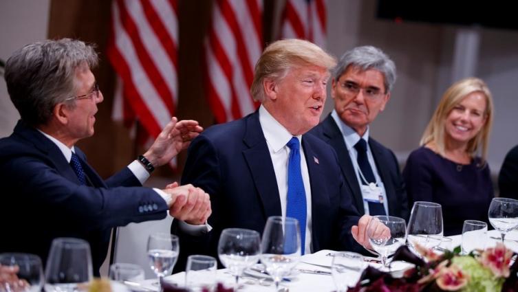 Donald Trump llegó a Davos con la amenaza de recortar fondos a los palestinos