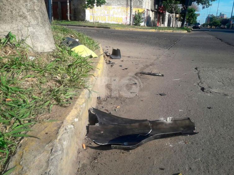 Fuerte accidente entre una moto y un remís