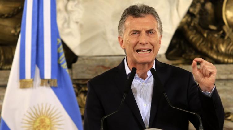 Macri anuncia un recorte en los cargos políticos