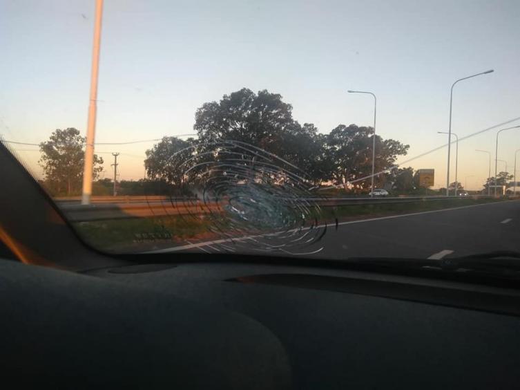 Atacaron de un piedrazo a un auto en la ruta 168