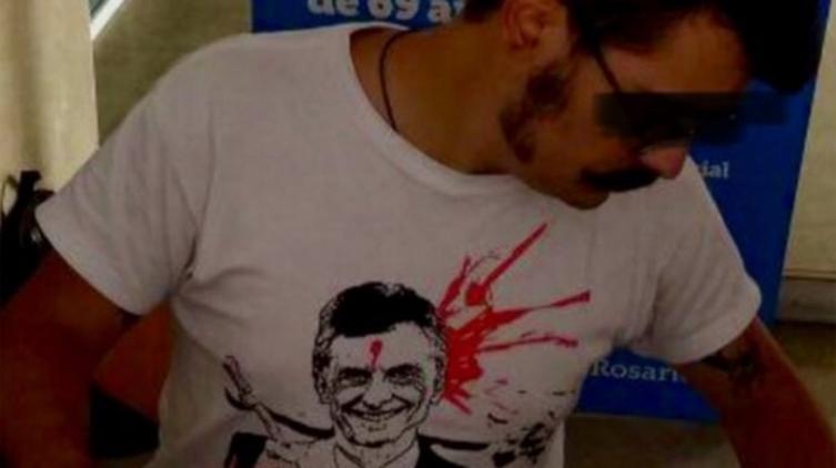 Macri baleado en la frente, la remera de un empleado