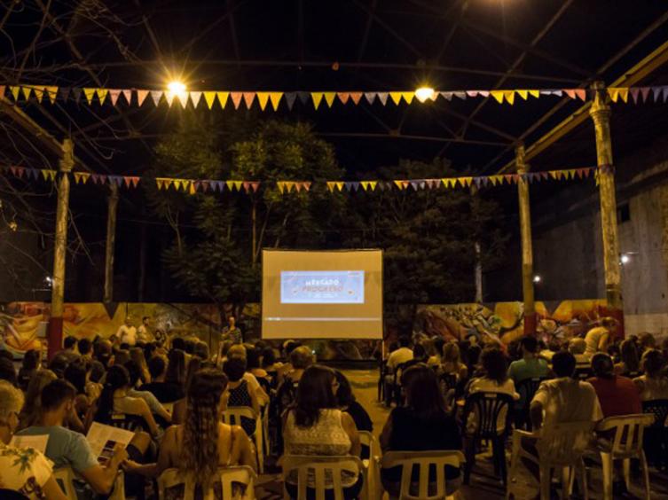 Cine al aire libre en Mercado Progreso