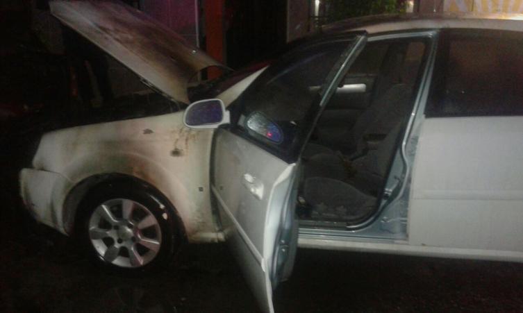 Incendiaron dos autos durante la noche