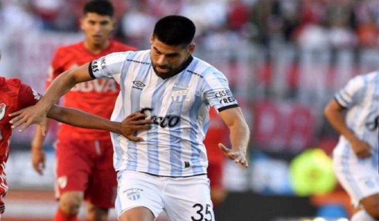 Un trasplante de médula ósea alejará del fútbol a Cristian Villagra de Atlético Tucumán