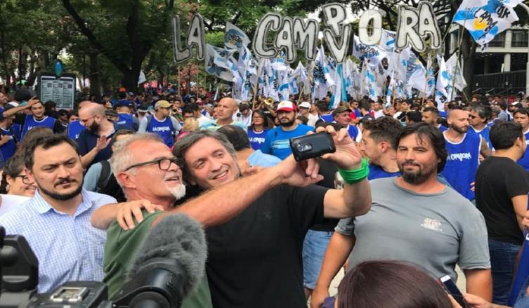 Máximo baila y se saca selfies con la militancia