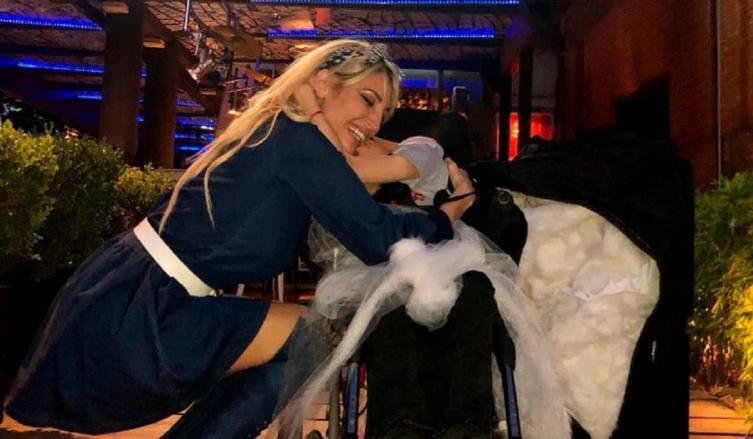 Vicky vende su vestido de novia para ayudar a un niño con parálisis cerebral y síndrome de West