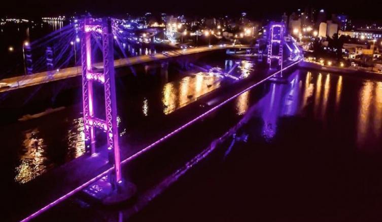 Solicitan iluminar de violeta el Puente Colgante por el Día Internacional de la Mujer 