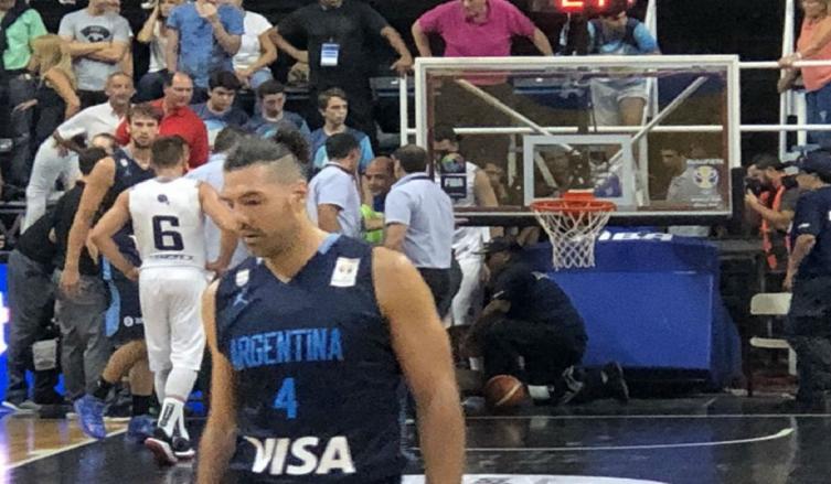 Eliminatorias de básquetbol China 2019: cedió una de las jirafas en Olavarría y le pegó en la cabeza a un jugador paraguayo