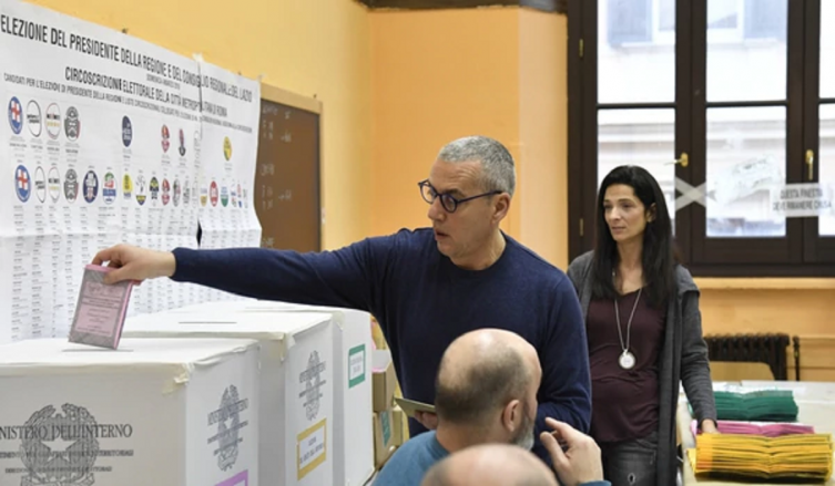 Italia empieza a votar en los comicios generales en medio de un clima de incertidumbre