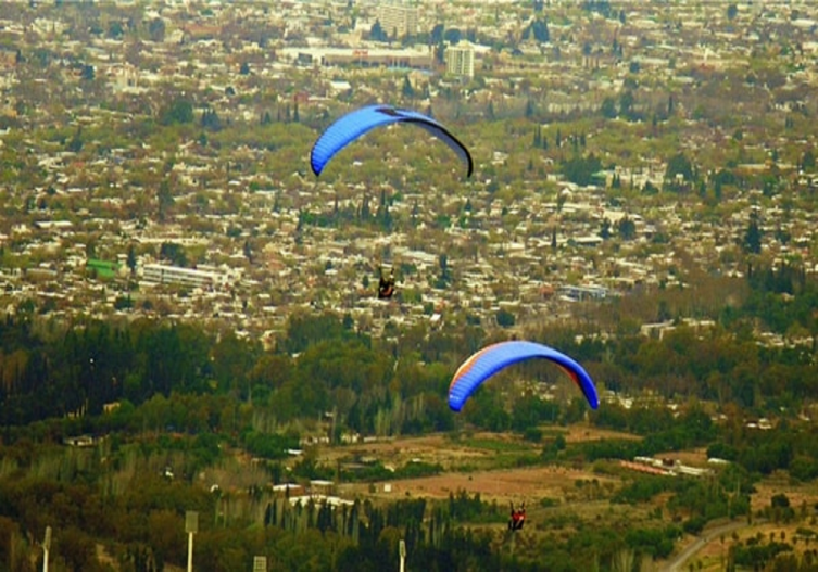 Otra tragedia en parapente: un hombre de 57 años murió en Mendoza