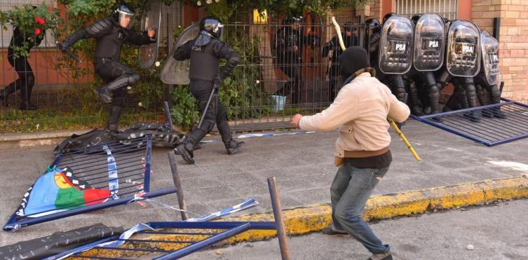 Río Negro: La Justicia decidió extraditar a Jones Huala y hubo disturbios