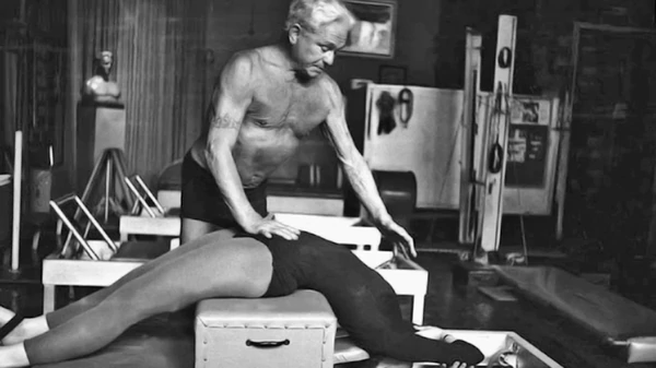 Quién fue Joseph Pilates y cómo creó el popular método de entrenamiento